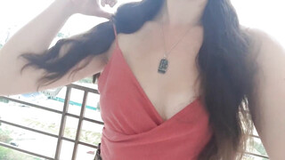 Geile dame begint zich uit te kleden op het balkon