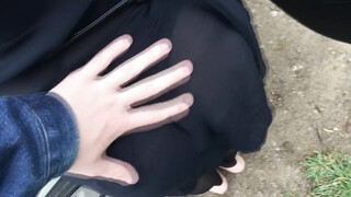 De man raakt haar zeer sexy benen aan in de auto en wil seks