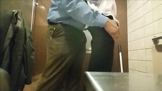 Schitterende rijpe vrouw ontmoet baas in het toilet voor snelle geslachtsgemeenschap