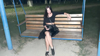 Voyeurkoppel heeft 's nachts seks op een openbare plek