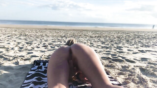 Openbare anale seks en inseminatie met vrouw op het strand