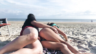 Openbare anale seks en inseminatie met vrouw op het strand