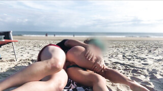 Openbare anale seks en inseminatie met vrouw op het strand