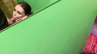 Mooie Russische MILF heeft seks in het toilet van een restaurant