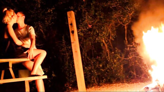 Amateurkoppel maakt seks buiten bij het kampvuur