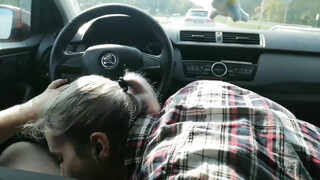 Sletvrouw slikt sperma van een vreemde terwijl ze in de auto rijdt