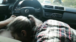 Sletvrouw slikt sperma van een vreemde terwijl ze in de auto rijdt