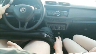 Sletvrouw slikt sperma van een vreemde terwijl ze in de auto rijdt