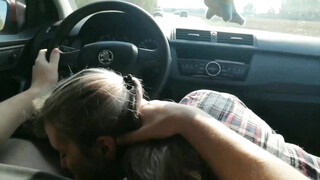 Sletvrouw slikt sperma van een vreemde terwijl ze in de auto rijdt