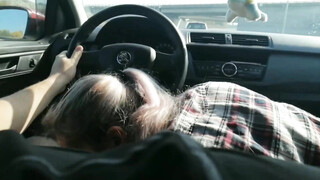 Sletvrouw slikt sperma van een vreemde terwijl ze in de auto rijdt