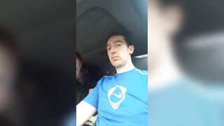 Vrouw voert een fellatio uit in de auto terwijl hij rijdt