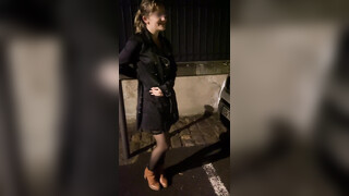 Sletvriendin geeft een pijpbeurt aan een vreemde op straat