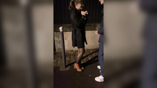 Sletvriendin geeft een pijpbeurt aan een vreemde op straat