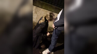 Sletvriendin geeft een pijpbeurt aan een vreemde op straat