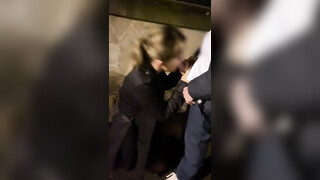 Sletvriendin geeft een pijpbeurt aan een vreemde op straat