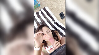 Grote ejaculatie op gezicht van vrouw op het strand