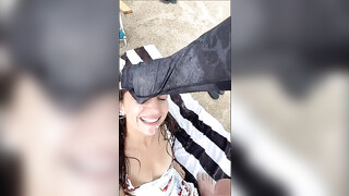 Grote ejaculatie op gezicht van vrouw op het strand