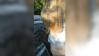 Kinky vriendin houdt van orale seks en seks in de buitenlucht met haar vriendje