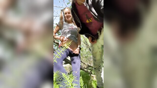 Amateurkoppel wandelt en heeft seks buiten in het bos