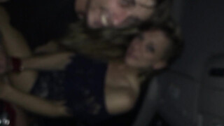 Geil amateurkoppel heeft seks in de auto geen tijd om naar binnen te gaan