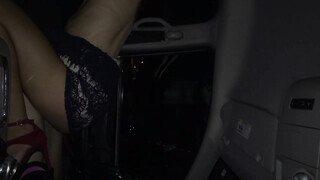 Geil amateurkoppel heeft seks in de auto geen tijd om naar binnen te gaan