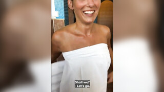 Hij nodigt een prachtige rijpe brunette uit om seks te hebben in de openbare SPA