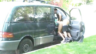 Geil koppel betrapt terwijl ze seks hadden in de buurt van de auto in het openbaar