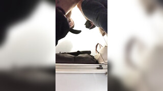 Amateurkoppel betrapt op seks in openbare kleedkamer op verborgen camera