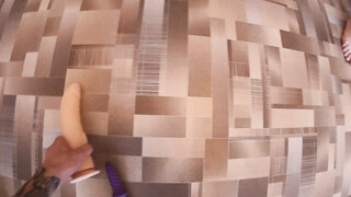 Een dildo in haar poesje op haar knieën terwijl ze aan het zuigen is