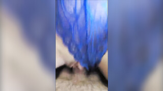 Mooie blonde vrouw houdt van seks en cumshots in het gezicht