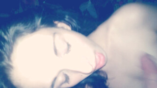 Ze stopt niet met het zuigen aan die lul totdat hij in haar mond klaarkomt