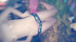 Ze stopt niet met het zuigen aan die lul totdat hij in haar mond klaarkomt