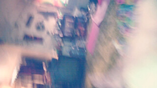 Ze stopt niet met het zuigen aan die lul totdat hij in haar mond klaarkomt