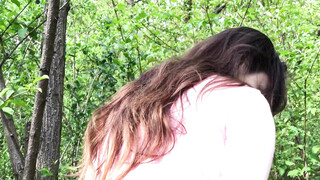 Orale seks en seks in het bos