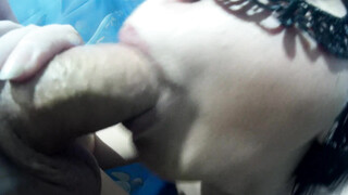 Orale seks en rommelige gezichtsbehandeling in badkuip met vrouw