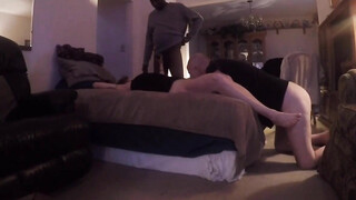 Man en vrouw nodigden een zwarte man uit voor een sexy avond