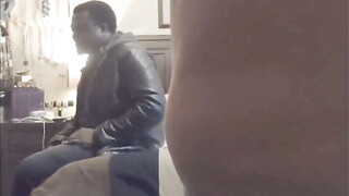 Dikke zwarte kerel uitgenodigd voor gratis seks met zijn vrouw