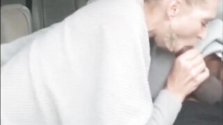 Geile blonde cougar doet riskante orale seks in de auto met een zwarte man