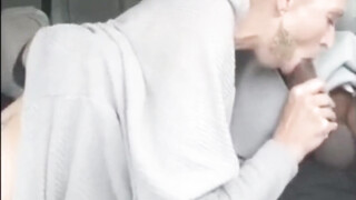 Geile blonde cougar doet riskante orale seks in de auto met een zwarte man