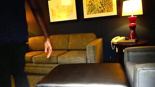 Zwarte man met een brunette met grote tieten