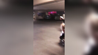 Blonde cougar zuigt een zwarte man in een openbare ruimte