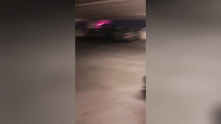 Blonde cougar zuigt een zwarte man in een openbare ruimte