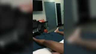 Bareback seks in hotelkamer man brengt zwarte man voor zijn vrouw