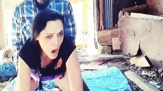 Buitenseks en creampie geile brunette met een zwarte vreemdeling