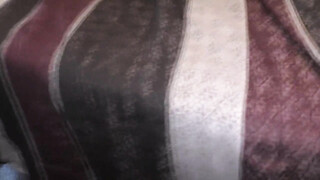 Geweldige vrouw met krullend haar spreidt de benen voor een zwarte man