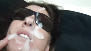 Rijpe vrouw ontvangt enorm spectaculair sperma op haar gezicht