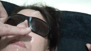 Rijpe vrouw ontvangt enorm spectaculair sperma op haar gezicht