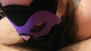 Orale seks met mollige gemaskerde vrouw die lul zuigt