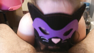 Orale seks met mollige gemaskerde vrouw die lul zuigt