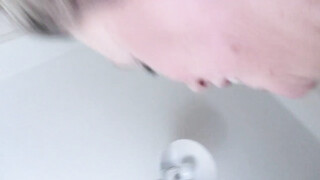 Rijpe vrouw is in voor orale seks en penetratie